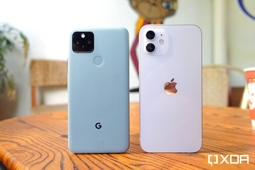 iPhone 12 باللون الأبيض و Google Pixel 5 باللون الأخضر.