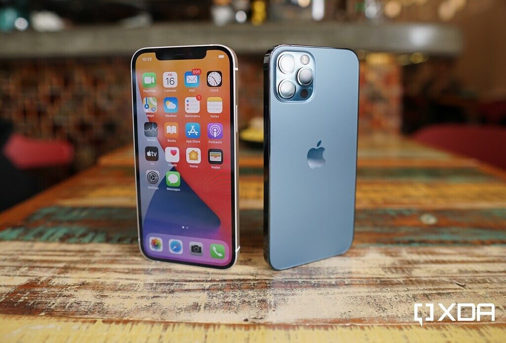 Apple iPhone 12 Front و Apple iPhone 12 Pro Blue يقفان على الطاولة